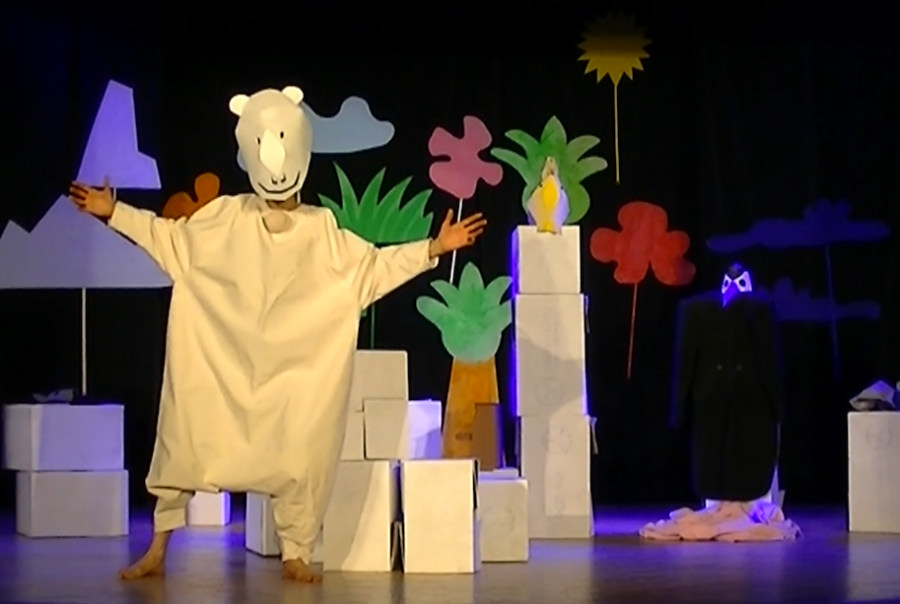 Spectacle Pompon Valse présenté à la mairie du 9e. Marina Cedro est déguisé en ours blanc.