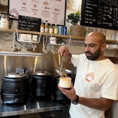 Arnaud Vely, en train de verser une compotée de fruits dans un ramequin.