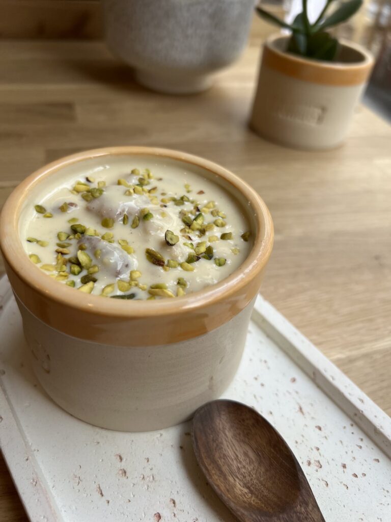 Crumble avec crème anglaise et éclat de pistache