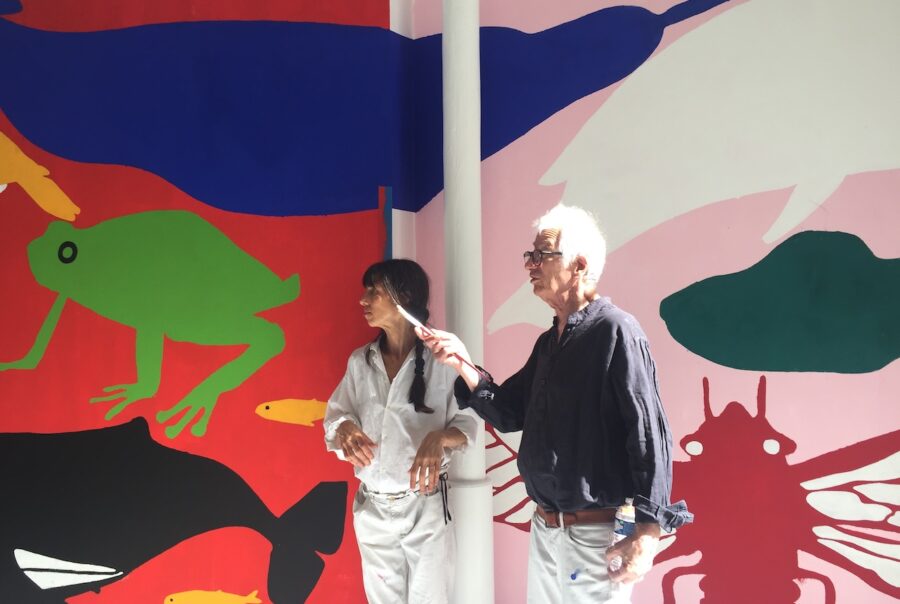 Marina Cedro et Gérard Lo Monaco devant la fresque "La voix des animaux réalisée avec les collégiens sur les murs du lycée Jacques Decour.