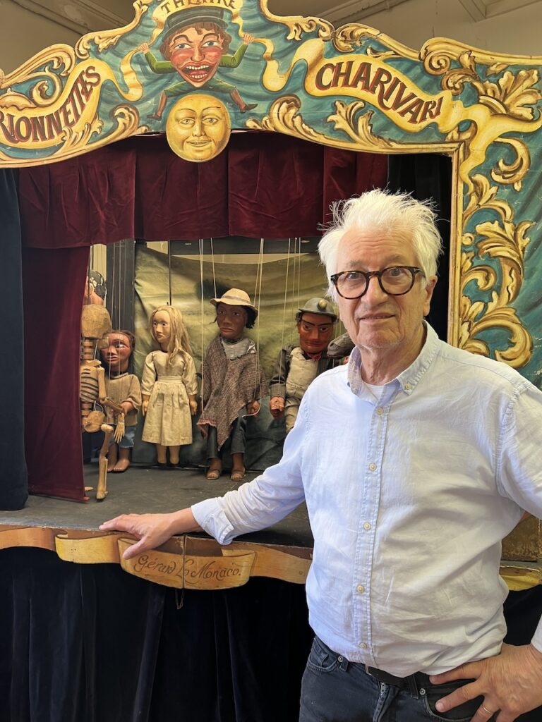 Gérard Lo Monaco devant son théâtre de marionnettes