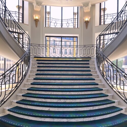 Grand escalier du Printemps Haussmann qui a retrouvé tout son éclat en 2023