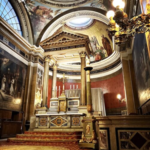 Intérieur très coloré de l'église Notre-Dame-de-Lorette, Paris 9.
