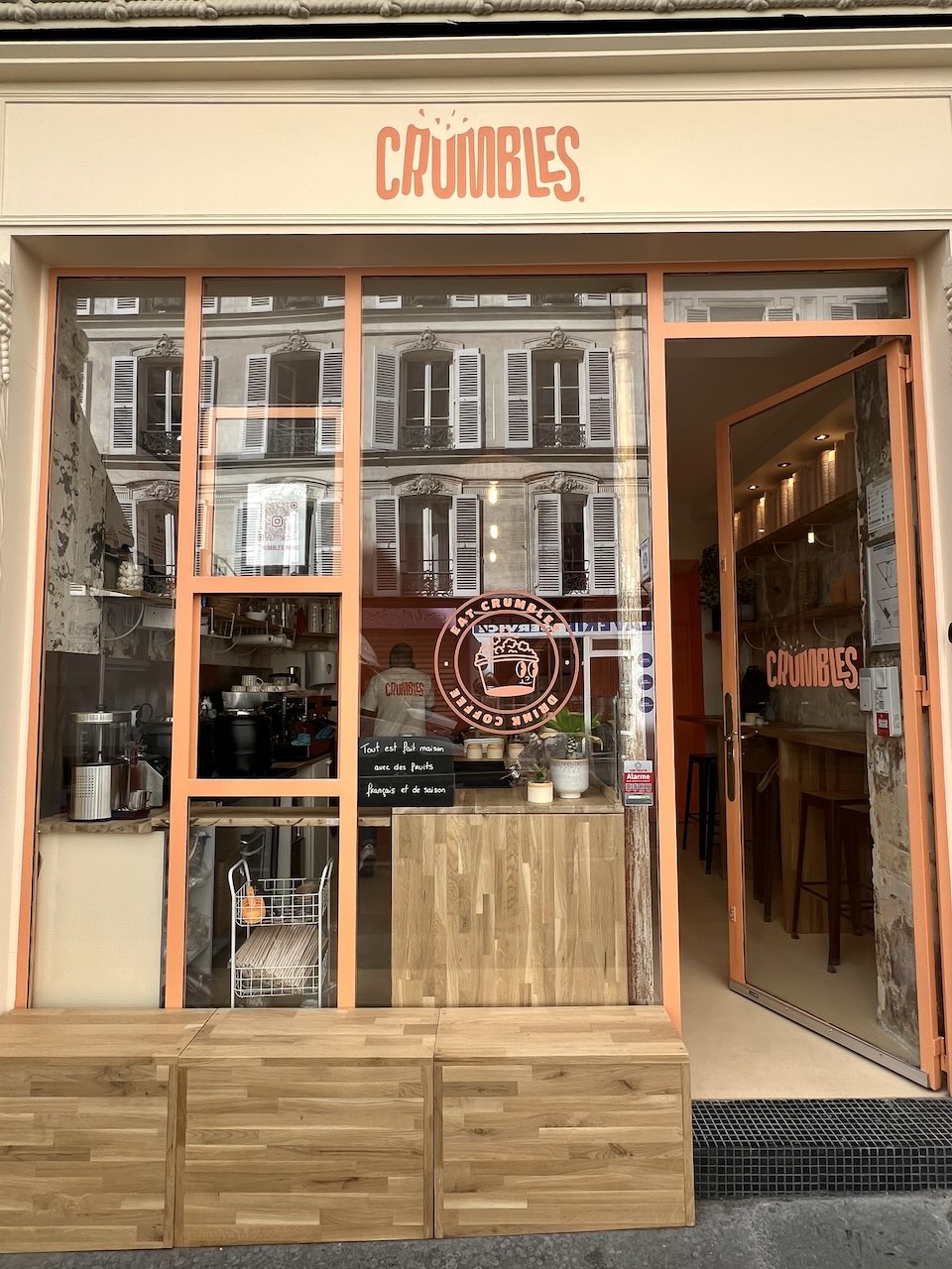 Vitrine de la boutique Crumbles rue Pierre Fontaine dans le 9e à Paris