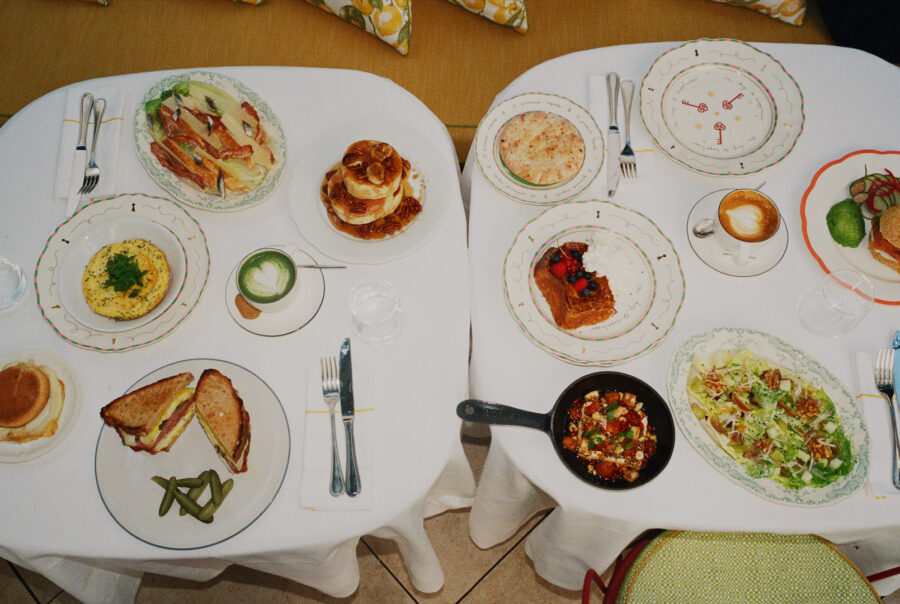 Table avec nappe blanche et brunch servi