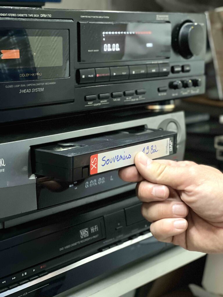 Mise en place d'une cassette VHS dans un magnétoscope.