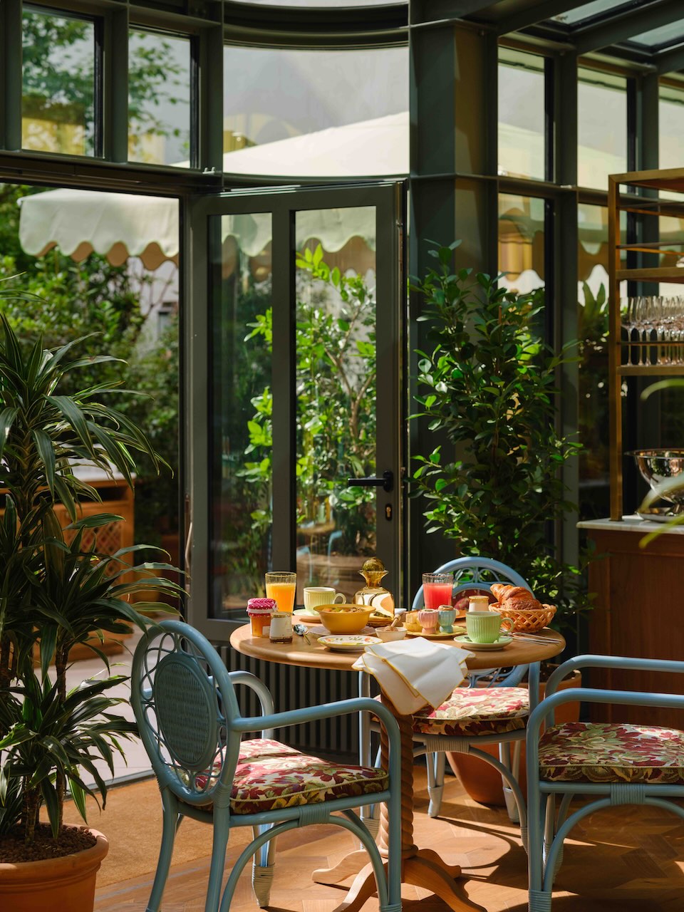 Intérieur du restaurant La Fantaisie, table dressée pour le brunch ouvrant sur le jardin