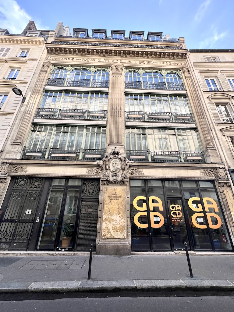 Une façade atypique associant classicisme et modernité