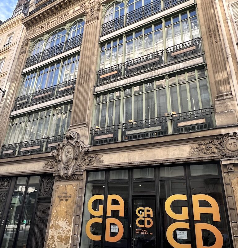 Façade du 25 rue Bleue, un mélange de fonte, pierre et verre