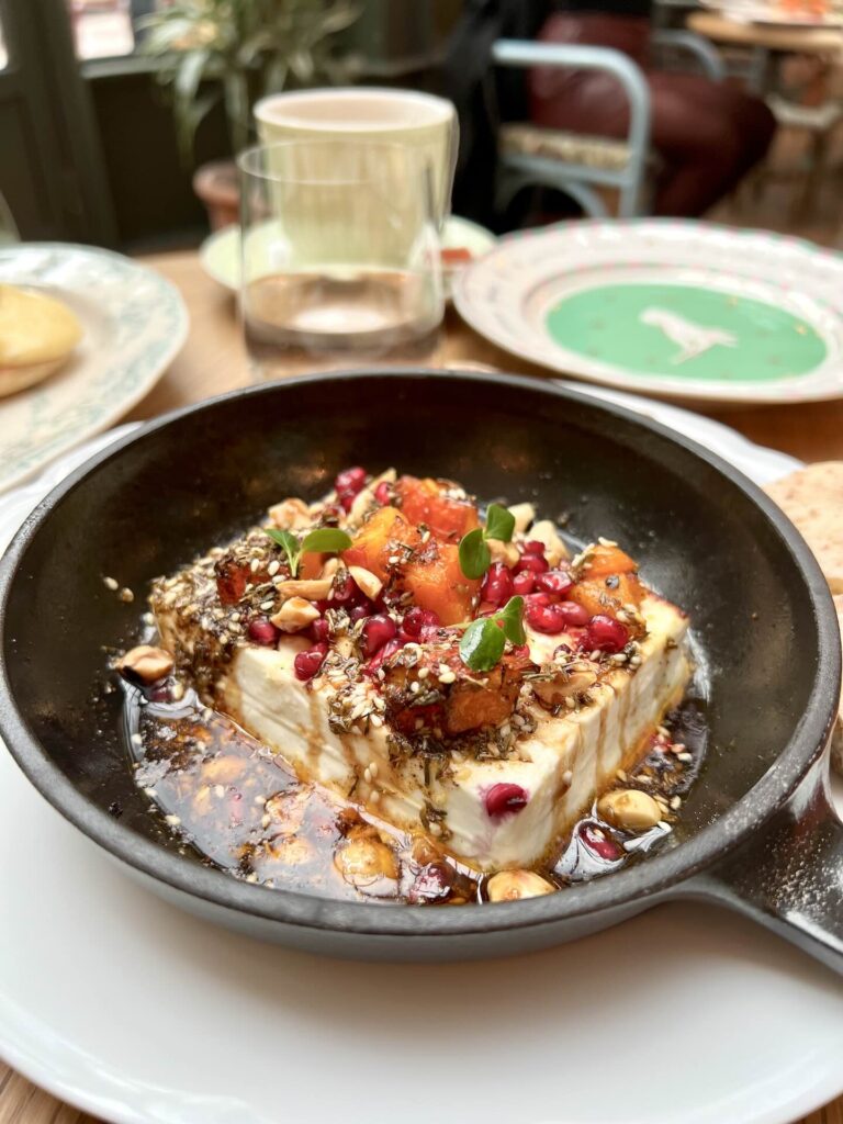 Féta rotie servie dans un poellon.