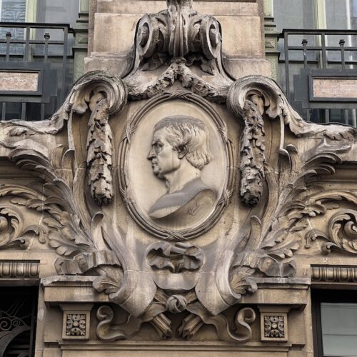 Médaillon de profil d'Edme-Jean Leclaire sur la façade du 25 rue Bleue.