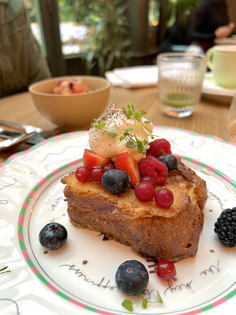pain perdu brioché avec fruits frais et chantilly