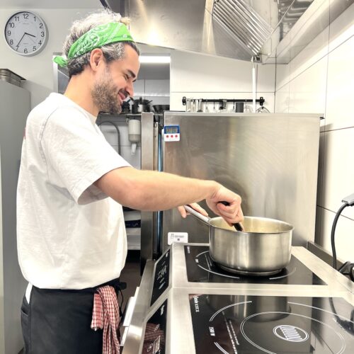 le chef Arnaud dans la cuisine du restau à emporter Cocoq