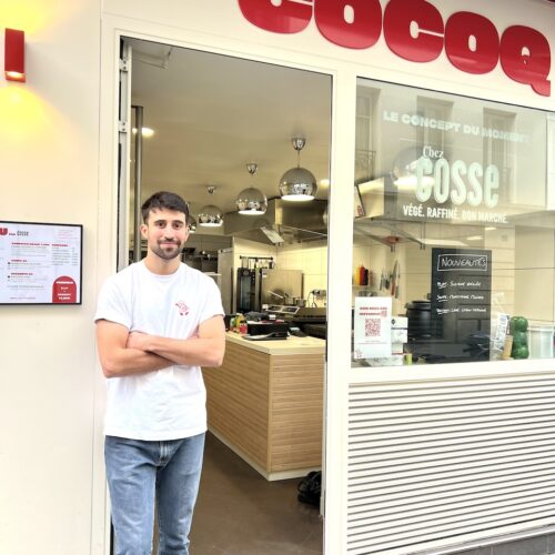 Nelson Lopez devant la devanture Cocoq