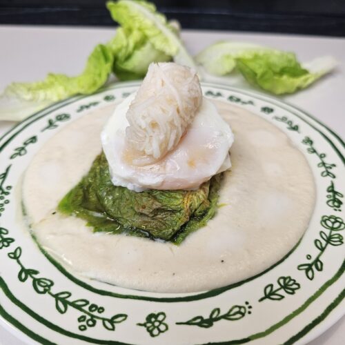 Une sucrine grillée, œuf poché, crème de céleri et crème d'ail