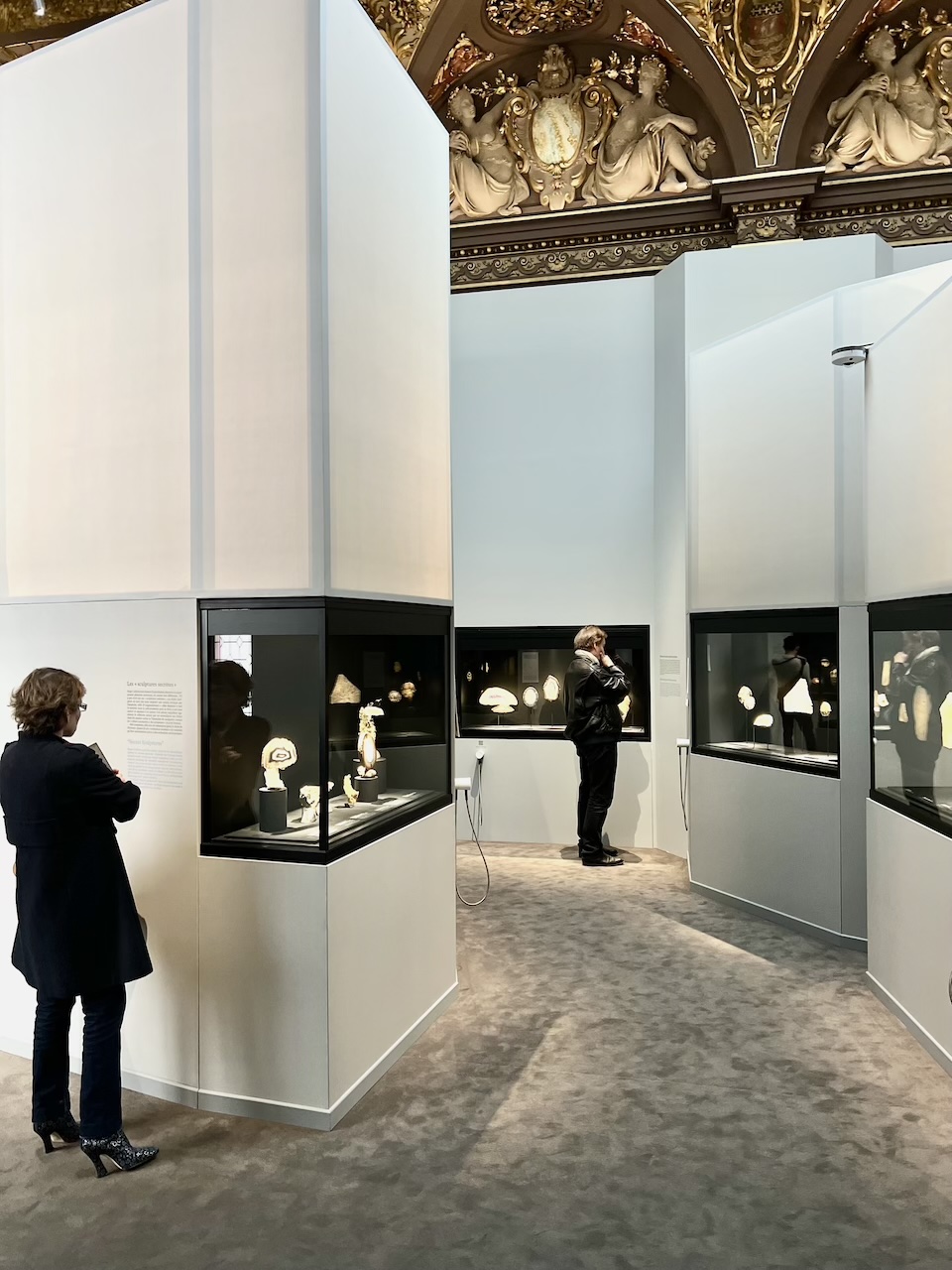 Intérieur de l'exposition "Rêveries de pierre" à l'école des arts joailliers.