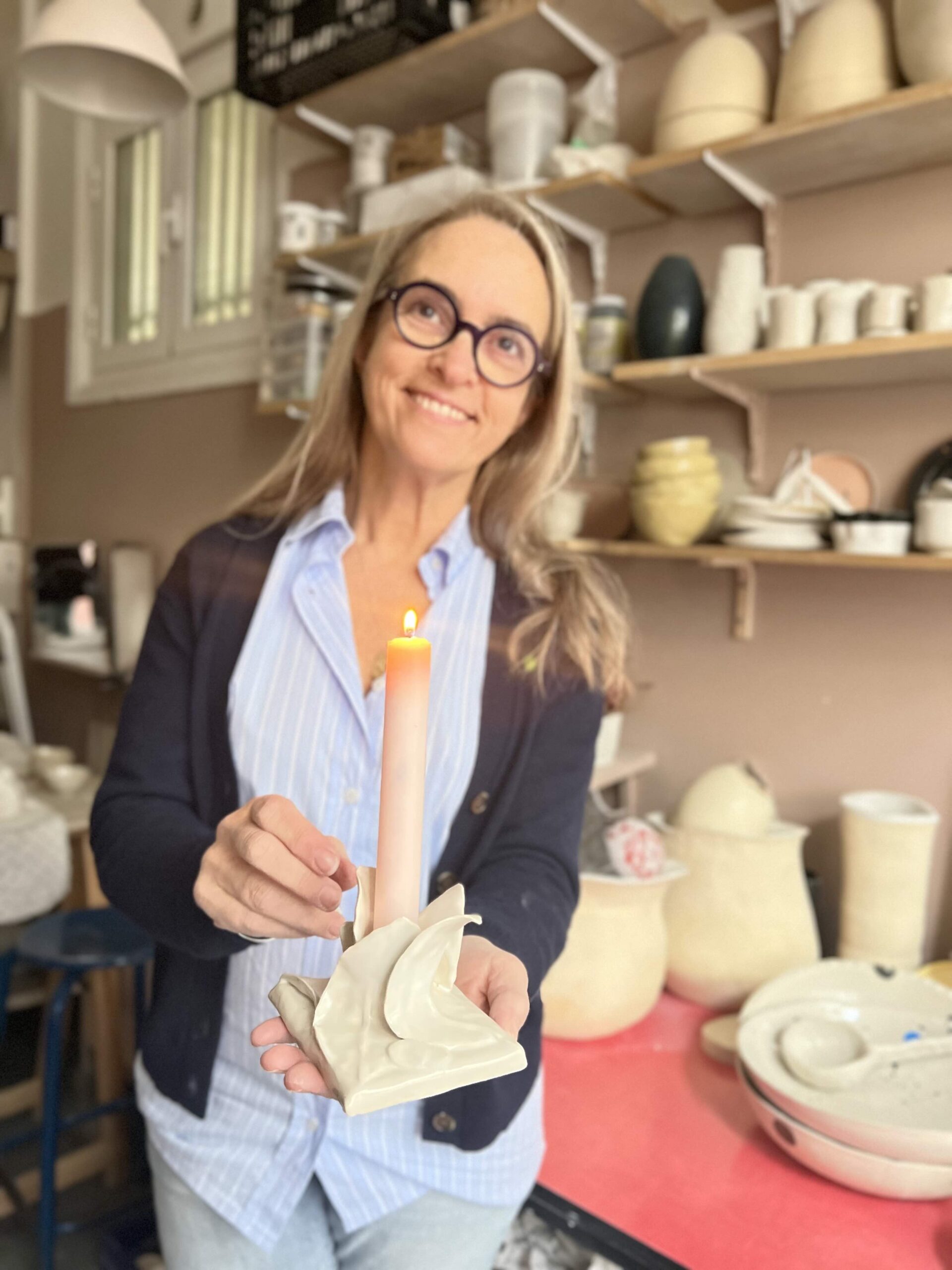 La céramiste Caroline Fle présente un bougeoir réalisé en porcelaine.