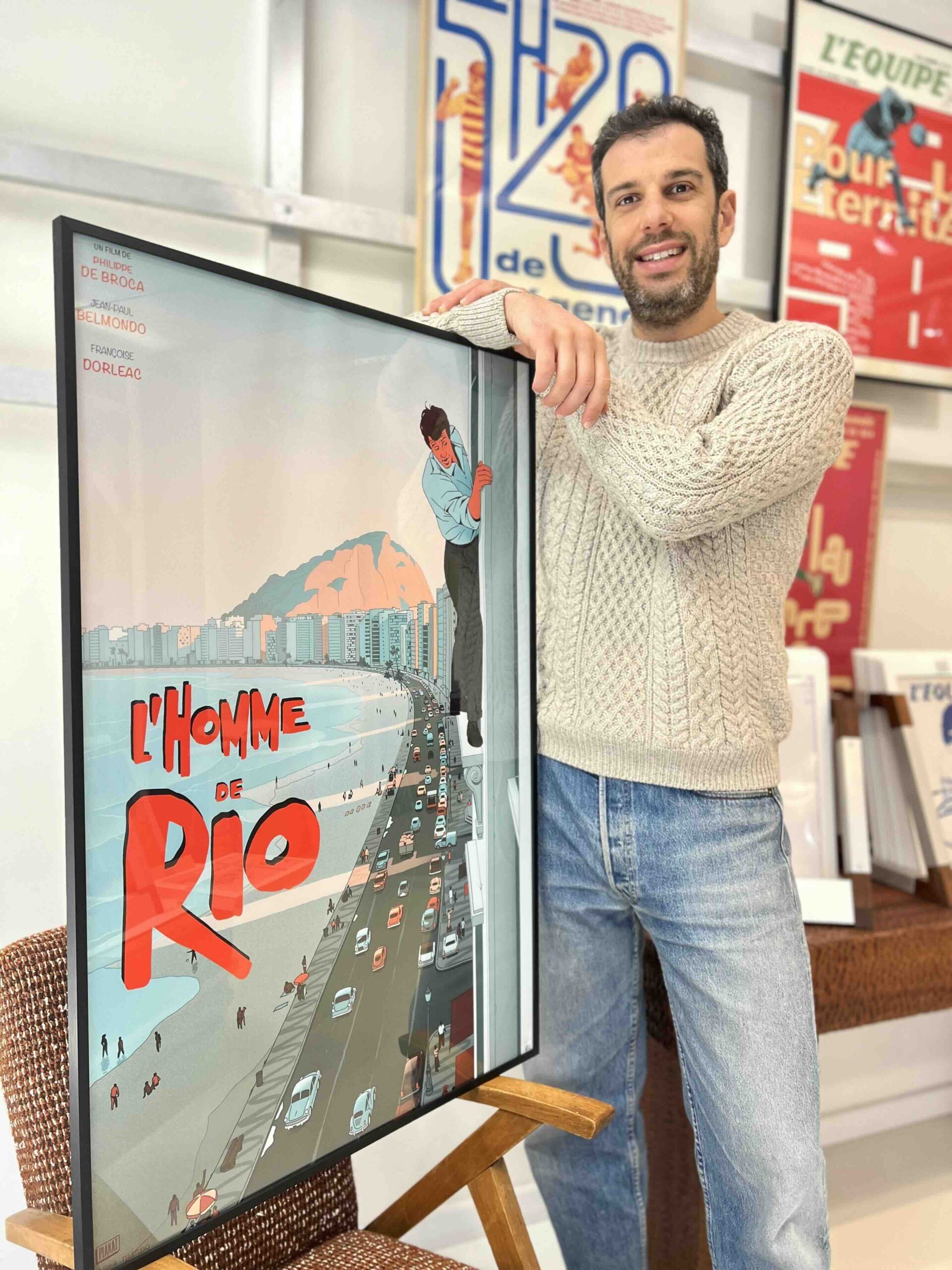 Chez l'éditeur Plakat, Paul présente l'affiche détournée de L'homme de Rio.