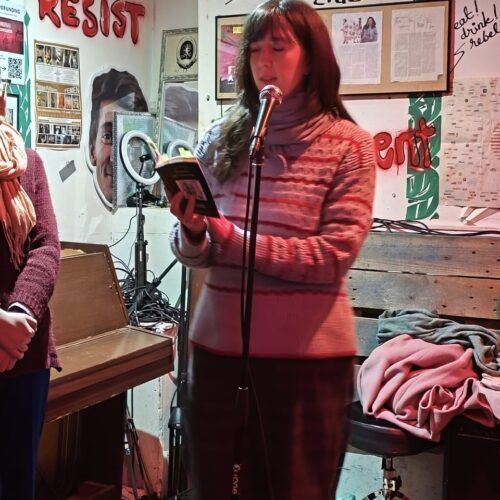 Sonia Pavlik lisant un poème au Dissident Club