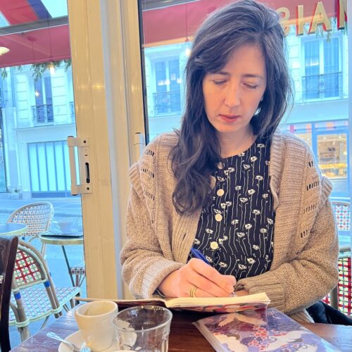 Sonia écrit sur un carnet des poèmes