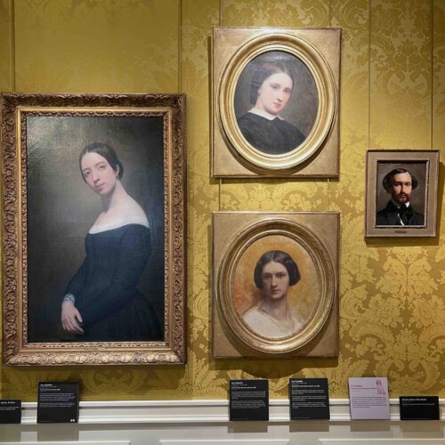Tableaux au mur dont un portrait représentant la cantatrice Pauline Viardot