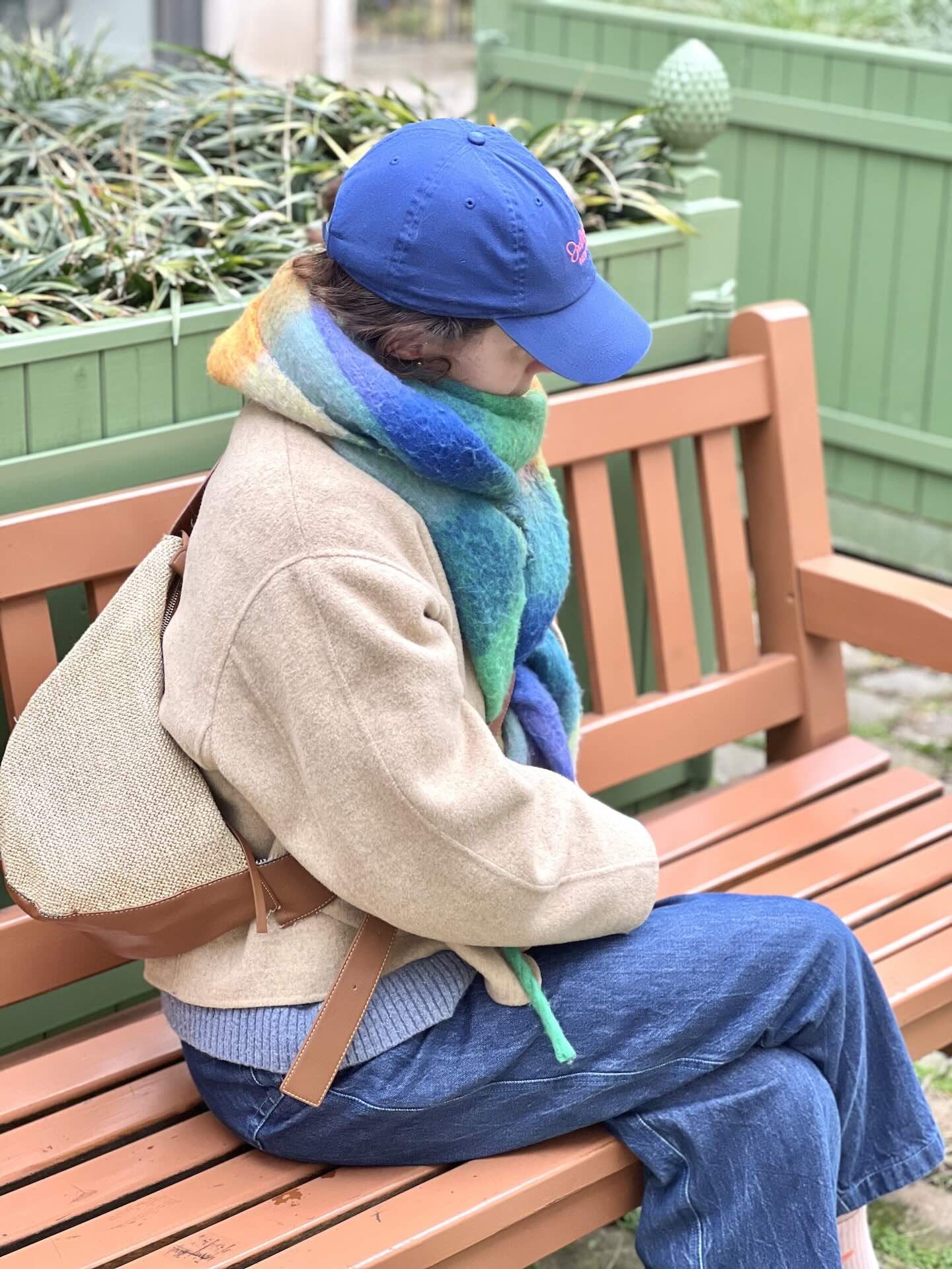 Chloé sur un banc portant une casquette