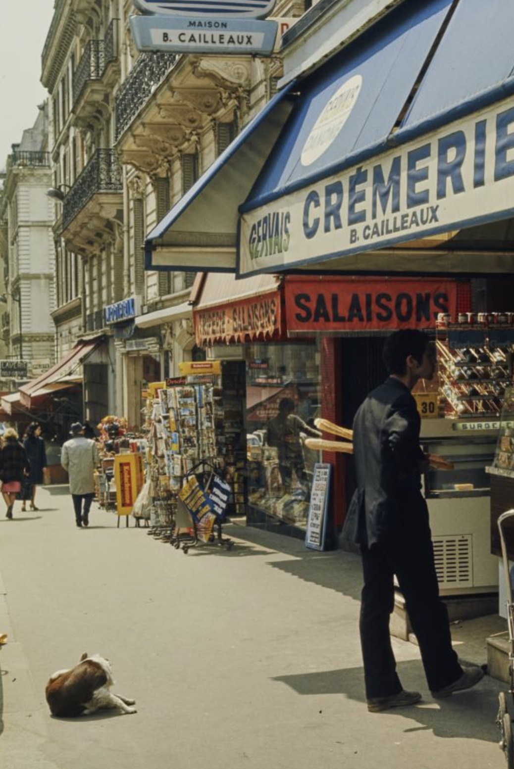 Devantures de magasins dans la rue des Martyrs en 1970