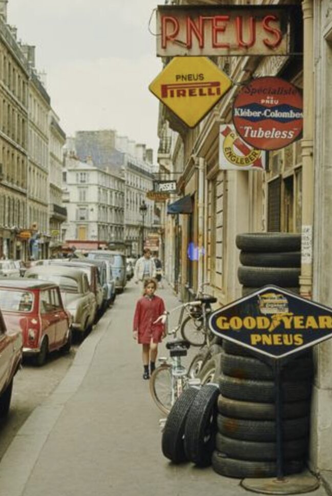 Enfant en blouse rouge rue Condorcet en mai 1970