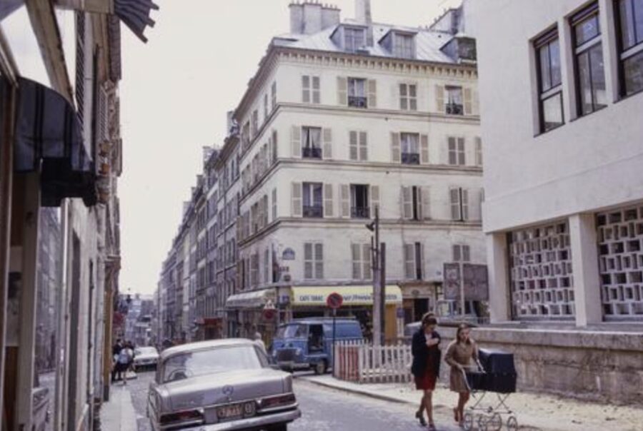 années 70, jeunes femmes remontant la rue Rodier, l'une d'elle avec un landeau.