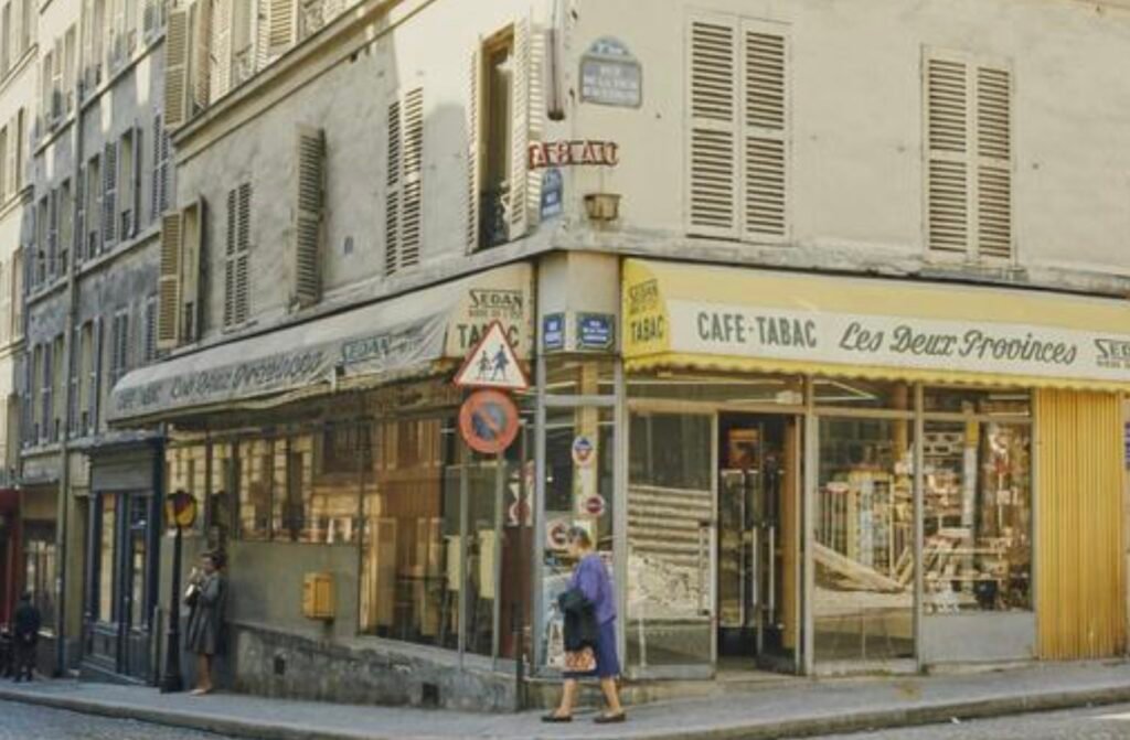 Rue des Martyrs en 1970 avec un vieux bar-tabac