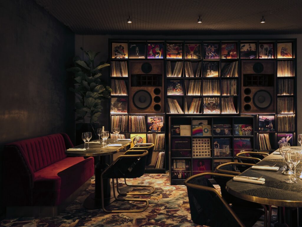 Mur de Vinyles au restaurant du Bus Palladium