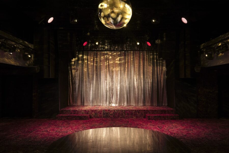 Le nouveau club du Bus Palladium, boule à facettes, piste de danse et rideau de scène.
