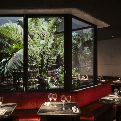 A l'intérieur du restaurant du Bus Palladium, un cube rempli de plantes vertes