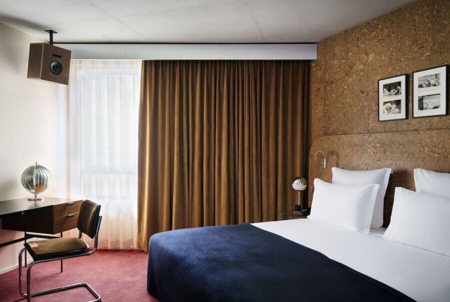 Suite Terrasse du Bus Palladium. moquette rose poudrée, liège et plafond béton