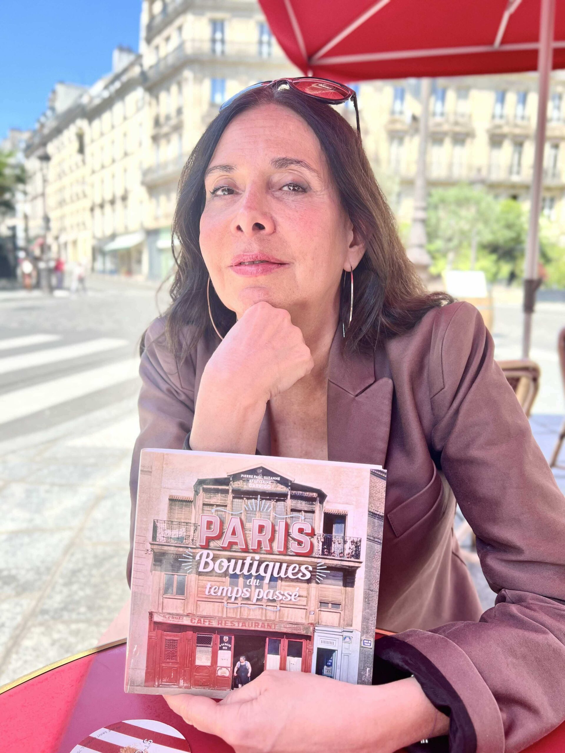 Portrait de Severine Darrigo avec le livre "Paris, boutiques du passé"