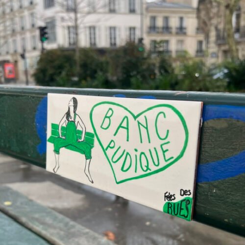 "Banc pudique", carreaux de céramique collés sur un banc Feesdesrues