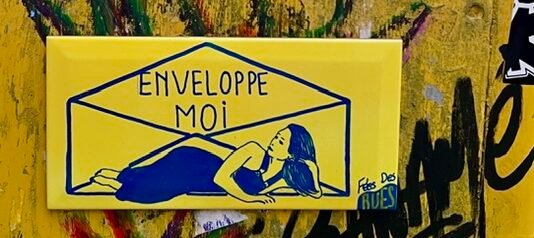 Enveloppe moi, un carreau collé sur une boite aux lettres, par Fees des rues