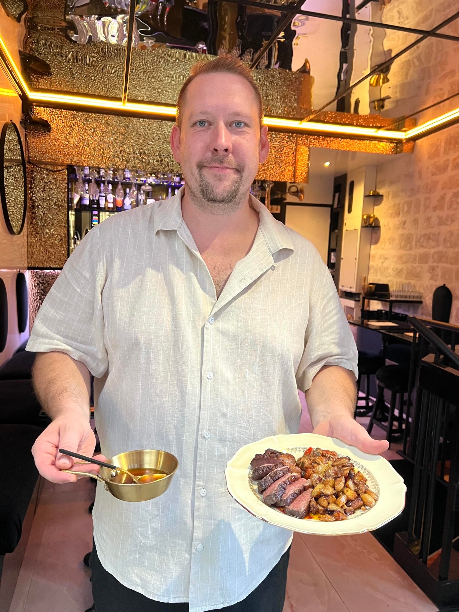 Axel, aux manettes de Pouet Pouet présente son magret de canard à l'orange