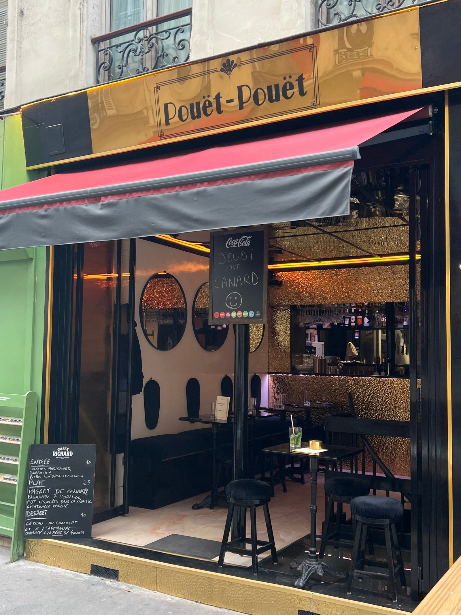 Un lieu aux accents Art Deco, quelques tables, une terrasse, et une salle en sous-sol