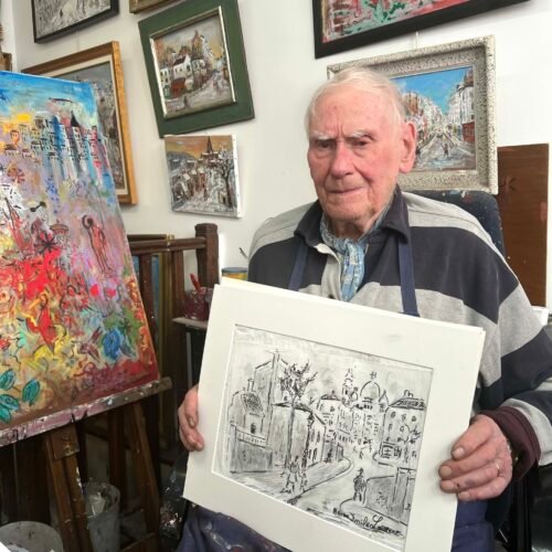 Le peintre Bruno Emile Laurent tient un dessin , une vue de Montmartre