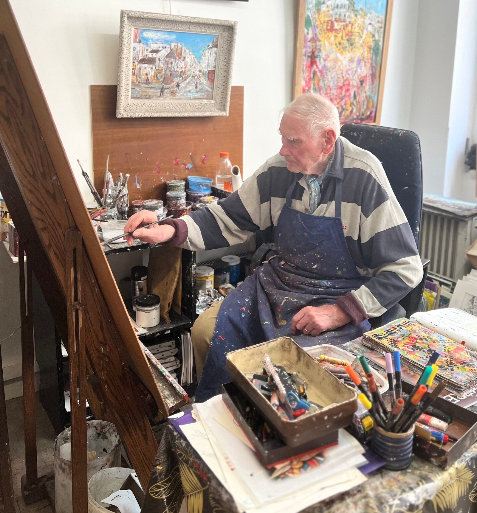 Bruno Emile Laurent, peintre de 98 ans, dans son atelier