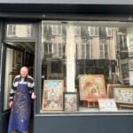 Le peintre Bruno Emile Laurent pose devant son atelier